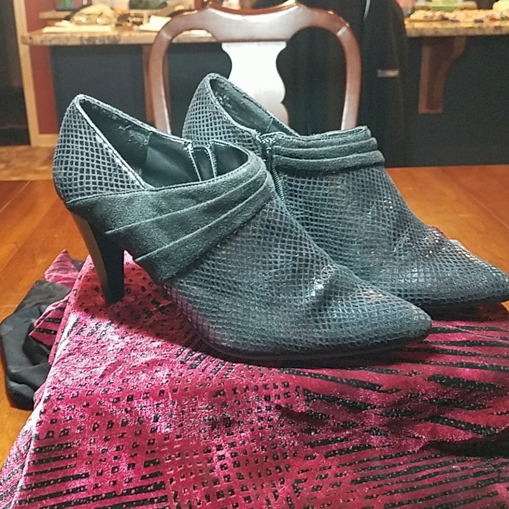 Apostrophe Black Shooties